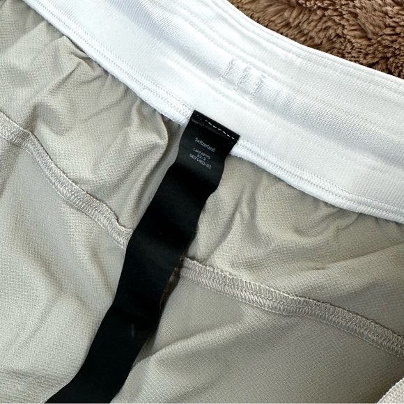 Lululemon License to Train shorts Size Large 7inch - Picture 6 of 9